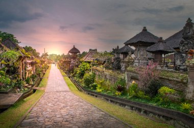 Ubud Bali 'nin Penglipuran Köyü' nde gün batımı manzarası - seyahat ve turizm beldesi.