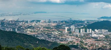 Penang şehrinin dağ tepesinden panoramik manzarası - seyahat noktası.