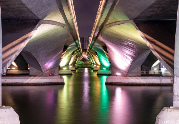 Barevná Světla Pod Mostem Odrazem Vodní Hladině — Stock fotografie