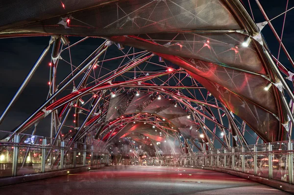 Moderne Stahlbrücke Mit Roten Ampeln Bei Nacht — Stockfoto