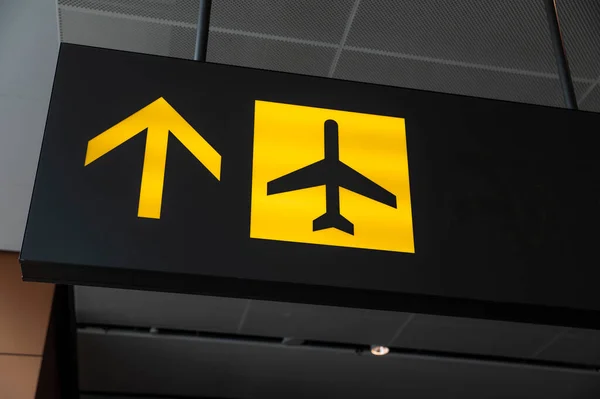 Check Zum Flugzeugschild Zum Gate Flughafen Reise Und Tourismus Themenkonzept — Stockfoto