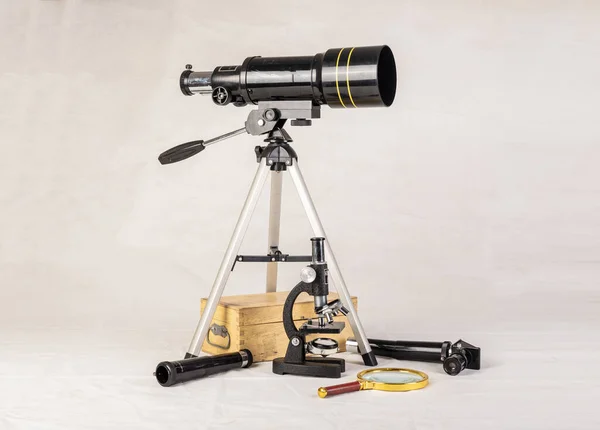 顕微鏡による望遠鏡 研究ベースのコンセプト — ストック写真