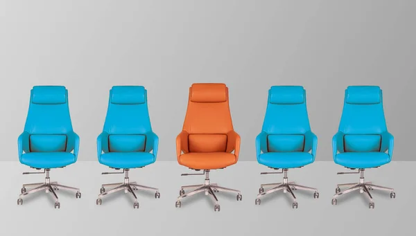Conceito Individualidade Com Cadeiras Laranja Azul Isoladas Fundo Sala Cinza — Fotografia de Stock
