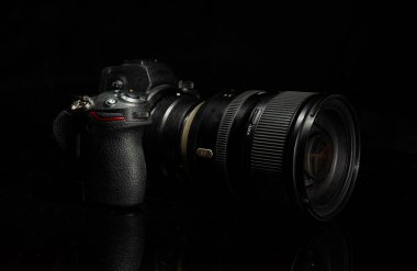 Siyah pankartta izole edilmiş dijital aynasız kamera..