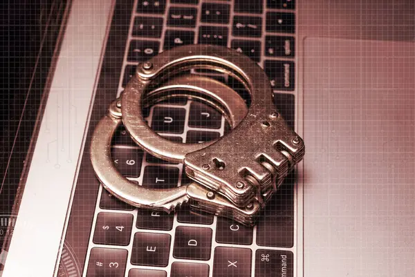 Dizüstü bilgisayarda kelepçeli Siber Güvenlik kavramı.