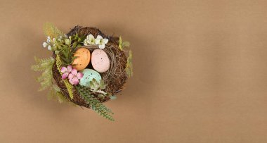 Paskalya yumurtaları, altın afiş şablonu ve kopyalama alanı üzerine renkli ağ.