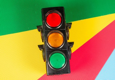 Kontrastlı trafik ışıkları - risk yönetimi kavramı.