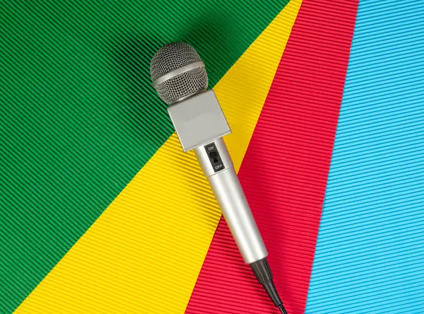Mit Mikrofon Auf Mehrfarbigem Hintergrund Über Freiheit Und Vielfalt Sprechen lizenzfreie Stockbilder