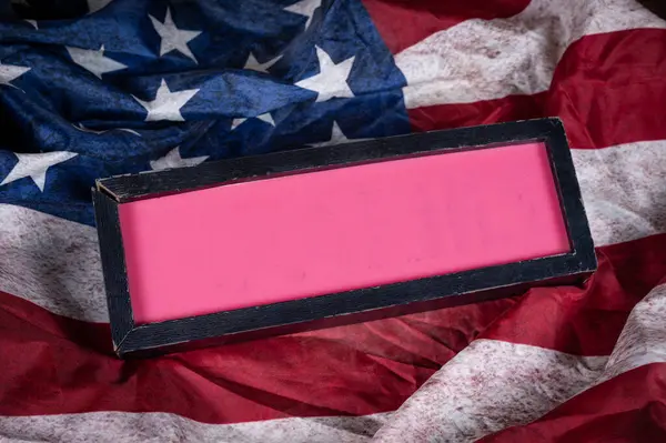Pink Notice Board Sulla Bandiera Degli Stati Uniti Sullo Sfondo Immagine Stock