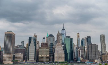 Hudson Nehri 'nin güzel manzarası, Manhattan gökdelenleri. ABD New York turizmi.