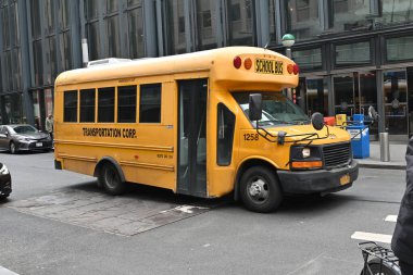 ABD 'de New York sokaklarında Sarı Okul Otobüsü.