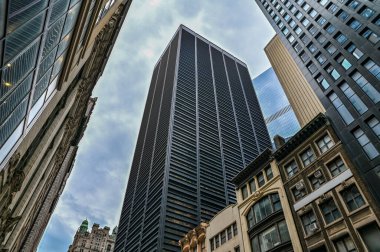 Amerika 'nın en ünlü şehri New York Şehri - Bulutlu Wall Street manzarası.