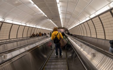 Asansör New York metrosuna iniyor..