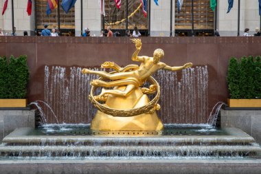 New York, New York - 16 Mayıs 2024: Su akıntısı olan Rockefeller Center 'ın altın heykeli.