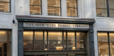 New York Halk Kütüphanesi 'nin ön kapısı..