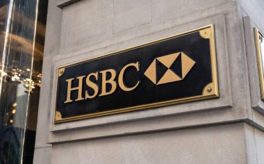 New York 'ta duvarda HSBC logosu var. HSBC Holding, İngiltere merkezli çok uluslu bankacılık ve finans hizmetleri şirketidir..