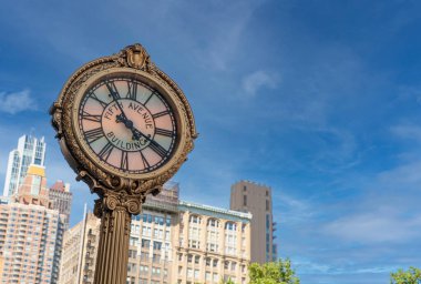 Flatiron yakınlarındaki Beşinci Cadde 'deki Altın Saat. Arka planda New York City gökdeleni var.