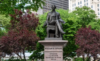 William H. Seward heykeli New York Park 'ta, arka planda yeşil bir kadın var..