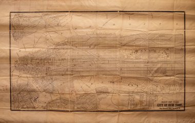 New York şehrinin tarihi bir haritası. Üzerinde şehir sokaklarının siyah çizimi olan grunge kağıdı..