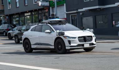 Haziran 05 2024 - Waymo Self San Francisco California sokaklarında araba sürüyor.