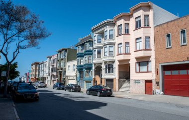 San Francisco California 'nın caddesindeki güzel evler..