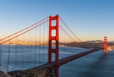 Gün batımında Golden Gate Köprüsü 'nün güzel manzarası.