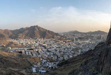 Dağların arasındaki Makkah Vadisi, İslam 'ın kutsal görüntüsü..