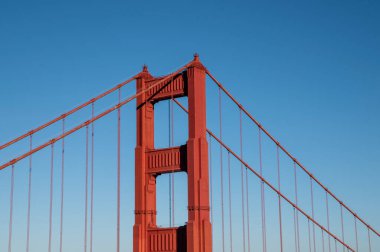Açık mavi gökyüzü ile Golden Gate köprüsünün yakın görüntüsü.