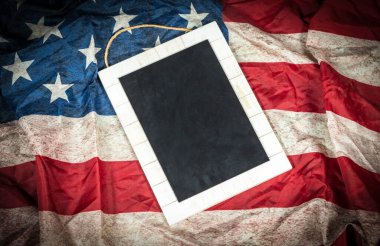 Birleşik Devletler bayrağına kopyalama alanı ile boş tahta tahtası.