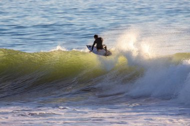 Kaliforniya 'nın Ventura caddesinde büyük kış dalgalarında sörf yapmak