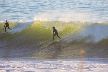 Kaliforniya 'nın Ventura caddesinde büyük kış dalgalarında sörf yapmak