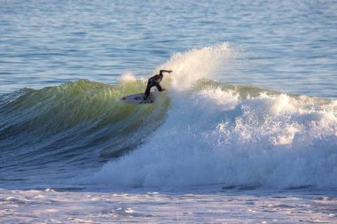 Kaliforniya 'nın Ventura caddesinde büyük kış dalgalarında sörf yapmak