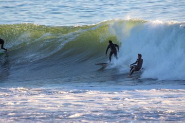 Kaliforniya 'nın Ventura caddesinde büyük kış dalgalarında sörf yapmak