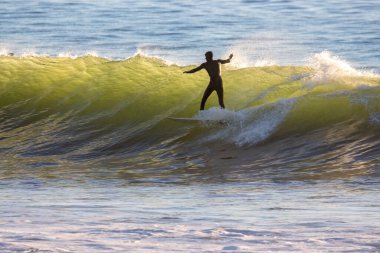 Kaliforniya 'nın Ventura noktasında büyük kış dalgalarında sörf yapmak