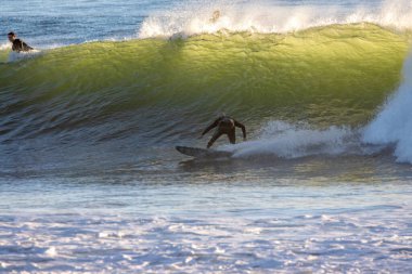 Kaliforniya 'nın Ventura noktasında büyük kış dalgalarında sörf yapmak