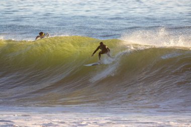 Kaliforniya 'nın Ventura noktasında büyük kış dalgalarında sörf yapmak
