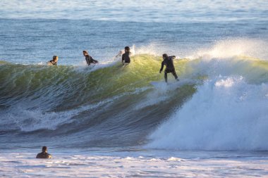 Kaliforniya 'nın Ventura noktasında büyük kış dalgalarında sörf yapmak