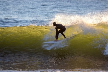 Kaliforniya 'nın Ventura noktasında büyük kış dalgalarında sörf yapmak