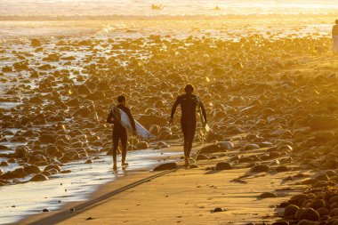Ventura California 'da büyük kış dalgalarında sörf yapmak