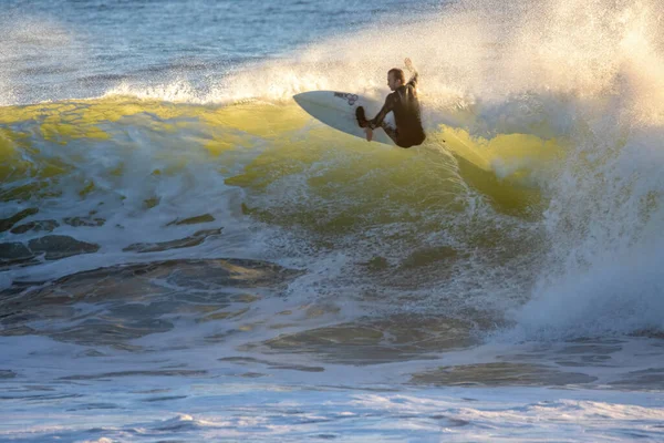 Surfing Stora Vintervågor Ventura Kalifornien Royaltyfria Stockbilder