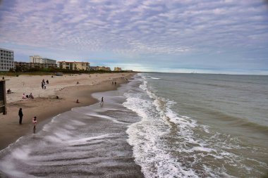 Kışın Ccoa Sahili İskelesinde sörf yapmak