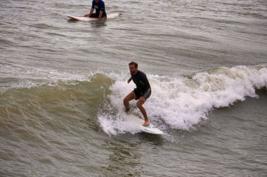 Kışın Ccoa Sahili İskelesinde sörf yapmak