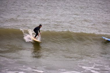 Kışın Ccoa Sahili İskelesinde sörf yapmak