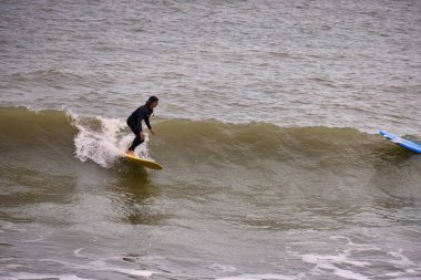 Kışın Ccoa Sahili İskelesinde sörf yapmak