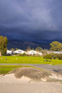 Carpinteria California üzerinde fırtına bulutları
