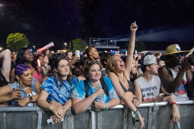 Da Baby, Memphis Tennessee 'de büyük bir kalabalık için gösteri yapıyor.