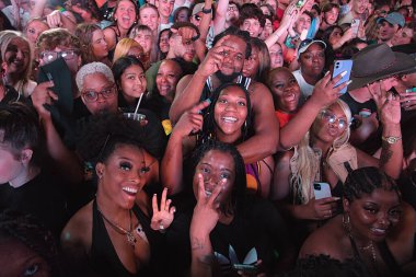 Da Baby, Memphis Tennessee 'de büyük bir kalabalık için gösteri yapıyor.