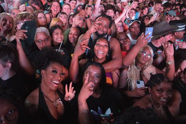 Da Baby, Memphis Tennessee 'de büyük bir kalabalık için gösteri yapıyor.