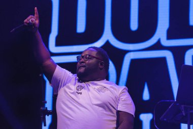 Da Baby, Memphis Tennessee 'de büyük bir kalabalık için gösteri yapıyor.