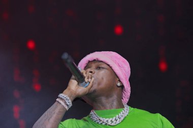 Da Baby, Memphis Tennessee 'de büyük bir kalabalık için gösteri yapıyor.